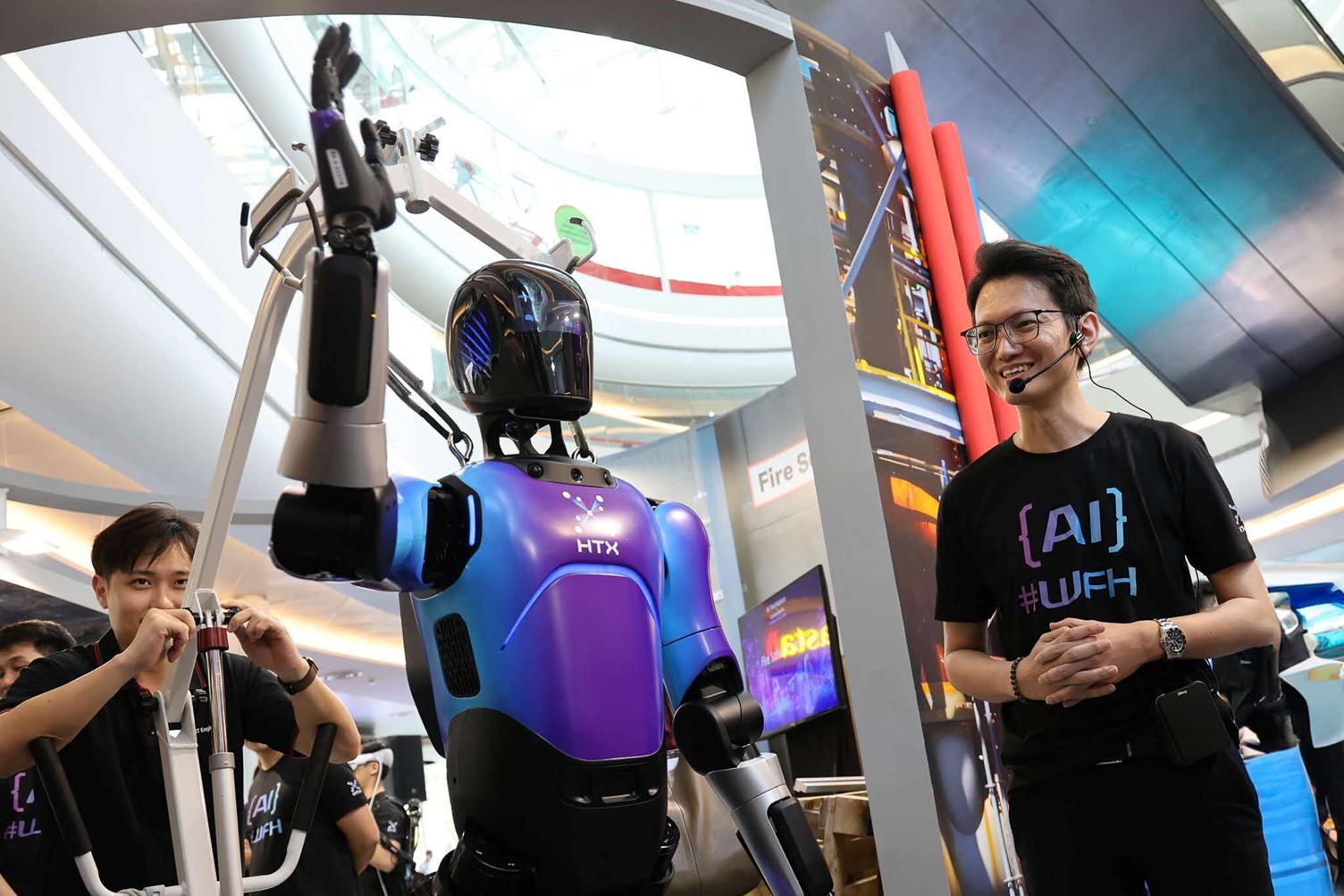 Humanoidalny singapurski robot HTX