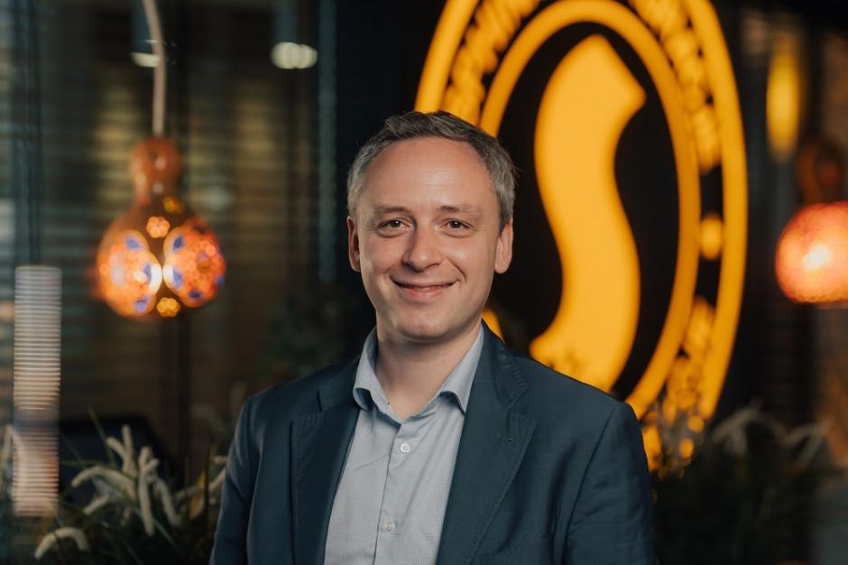 - Do końca 2028r planujemy zakończenie realizacji układu z wierzycielami, a w przyszłym roku powinniśmy już dochodzić do momentu, coraz większej stabilizacji. Za dwa-trzy lata chcemy być stabilną spółką z perspektywą szybkiego wzrostu. Odrabiamy lekcje z tego kryzysu, zrobiliśmy rachunek sumienia - mówi Mateusz Cacek, wiceprezes Sfinks Polska./ fot. materiały prasowe