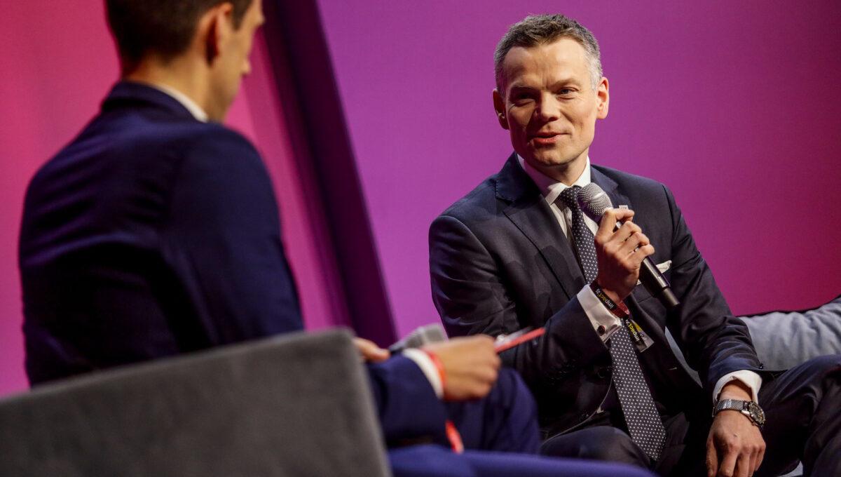 Na zdjęciu przewodniczący KNF Jacek Jastrzębski (po prawej) oraz Piotr Sobolewski z XYZ (po lewej)