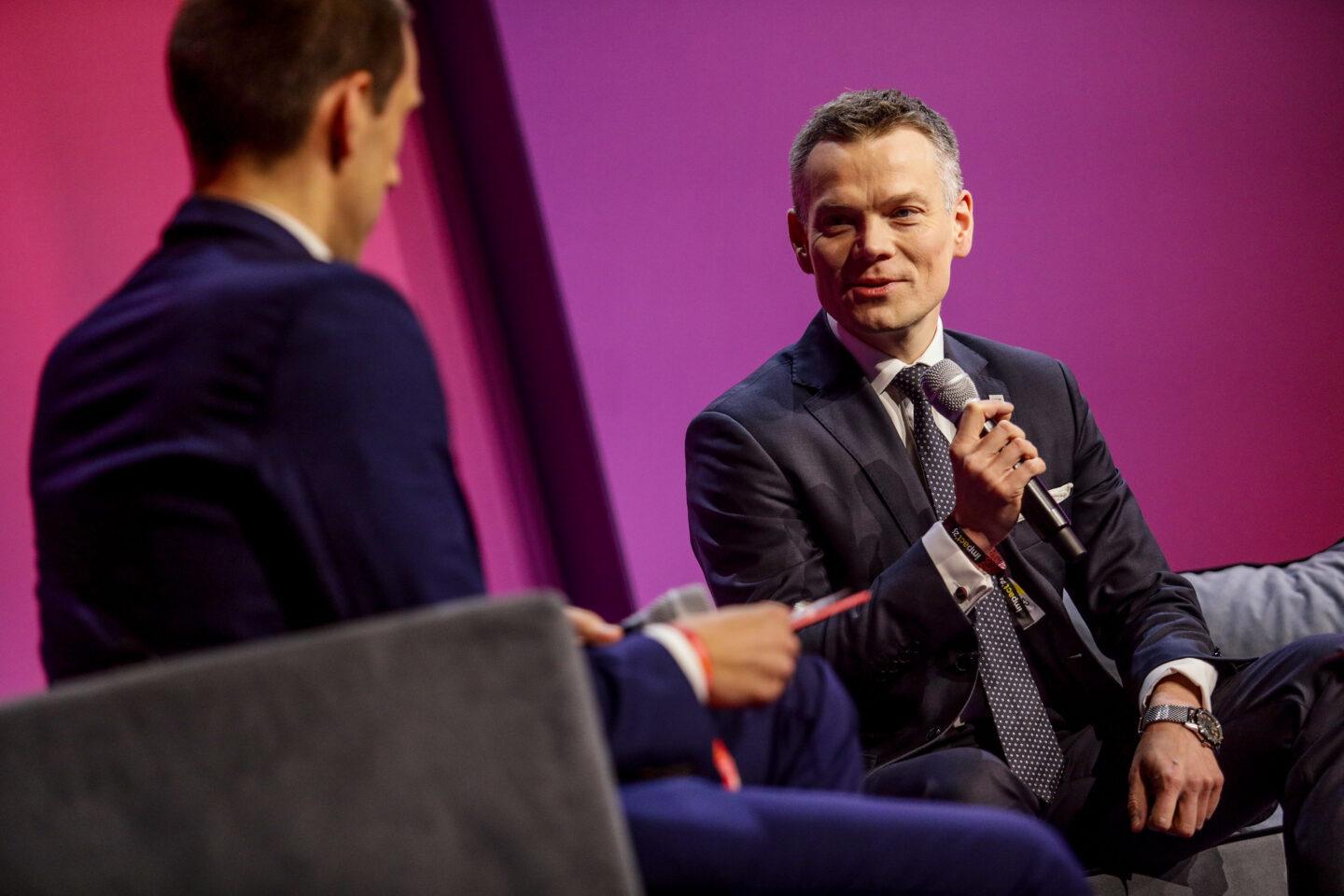 Na zdjęciu przewodniczący KNF Jacek Jastrzębski (po prawej) oraz Piotr Sobolewski z XYZ (po lewej)