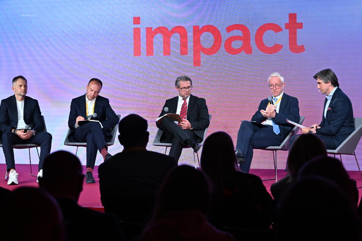 Impact'25. Na zdj. od lewej: Wojciech Gołębiowski – wiceprezes Palo Alto Networks na Europę Środkowo-Wschodnią, Witold Drożdż – członek zarządu Orange Polska ds. strategii i spraw korporacyjnych, Michał Furman – dyrektor wykonawczy ds. transformacji cyfrowej i informatyki w ORLENIE, Steve Purser z Agencji Unii Europejskiej ds. Cyberbezpieczeństwa (ENISA), Paweł Oksanowicz - moderator. Zdj. Impact'25.