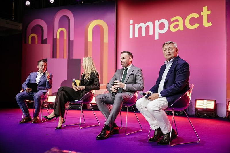 Panel dyskusyjny „Co się (nie) udało i co będzie dalej” podczas Impact CEE. Na zdjęciu Joanna Makowiecka-Gatza, (Pracodawców RP), Jacek Cieplak (SprawdzaMy) oraz Wojciech Kostrzewa (Polska Rada Biznesu). Dyskusję poprowadził Grzegorz Nawacki, redaktor naczelny XYZ.pl.