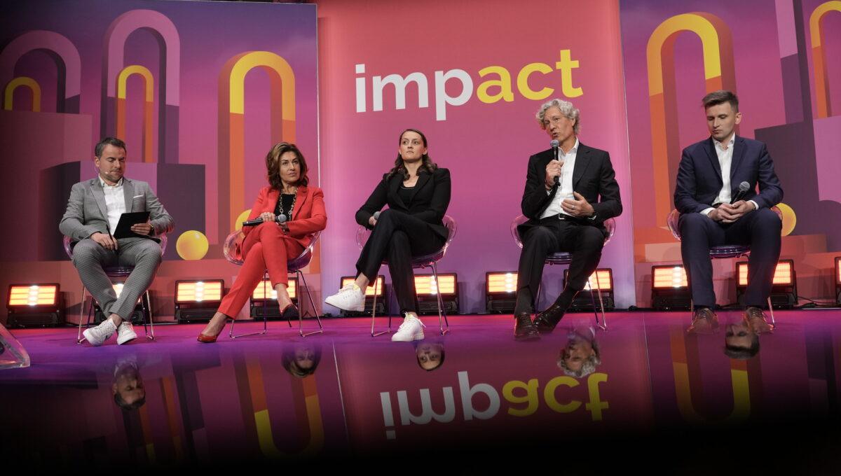 Na zdjęciu uczestnicy panelu „Jak sport napędza biznes” podczas Impactu 2025. Od lewej: Grzegorz Nawacki (redaktor naczelny XYZ), Beata Stelmach (prezeska Totalizatora Sportowego), Daria Sulgostowska (PR Menedżerka Igi Świątek), Dariusz Mioduski (właściciel Legii Warszawa) oraz Michał Banasiak (prezes Polskiego Instytutu Dyplomacji Sportowej).