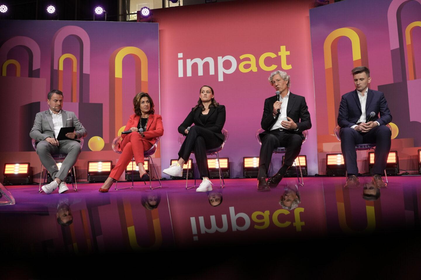 Na zdjęciu uczestnicy panelu „Jak sport napędza biznes” podczas Impactu 2025. Od lewej: Grzegorz Nawacki (redaktor naczelny XYZ), Beata Stelmach (prezeska Totalizatora Sportowego), Daria Sulgostowska (PR Menedżerka Igi Świątek), Dariusz Mioduski (właściciel Legii Warszawa) oraz Michał Banasiak (prezes Polskiego Instytutu Dyplomacji Sportowej).