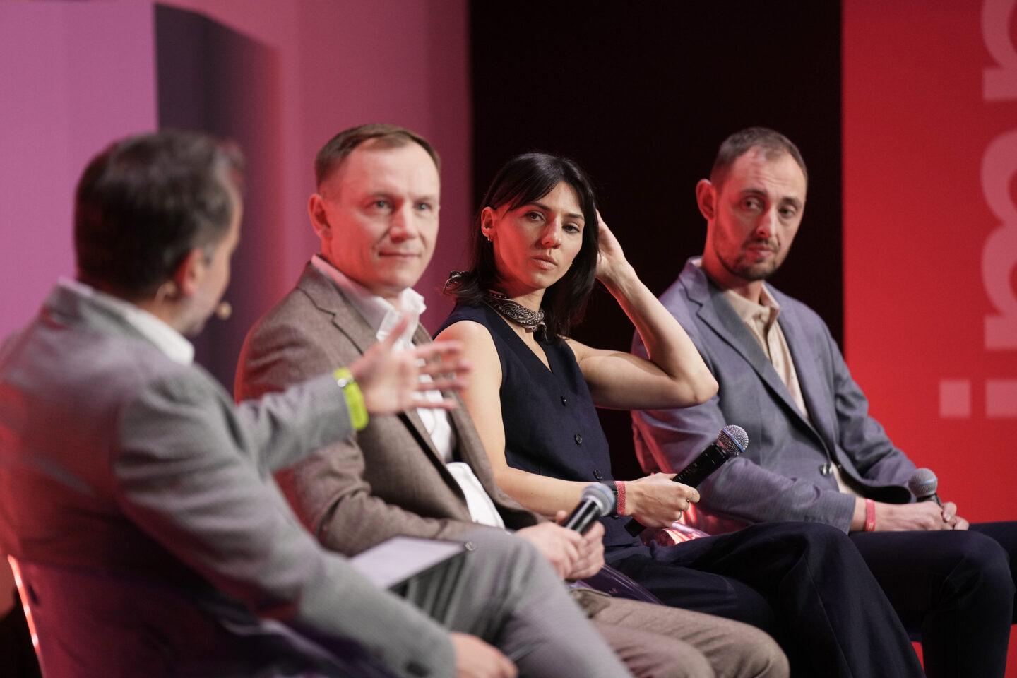 Na zdjęciu uczestnicy panelu: „Od projektu do podium: dizajn i technologia, które wspierają sportowców w walce o najwyższe cele”. Od lewej: Grzegorz Nawacki (prowadzący), Maciej Bogusz, Anna Kiełbasińska, Jakub Boniecki