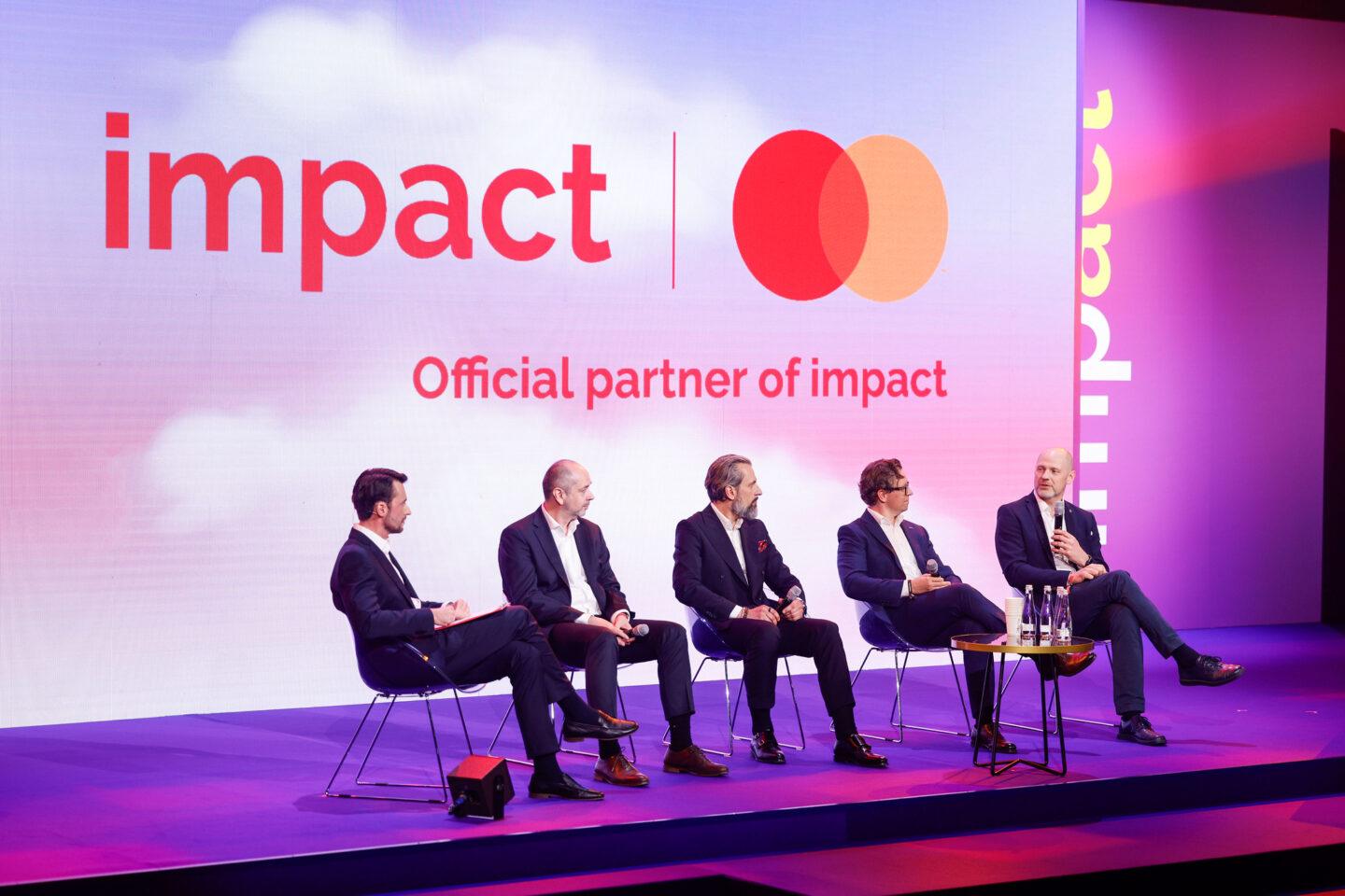 Paneliści na scenie