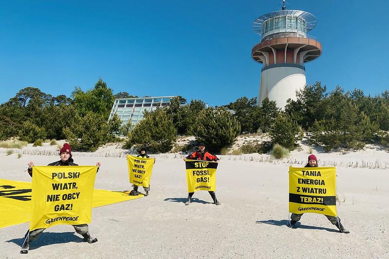 Aktywiści Greenpeace przed prezydenckim ośrodkiem w Juracie