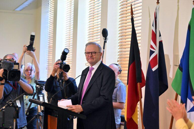 Zdjęcie przedstawia premiera Australii Anthony'ego Albanese