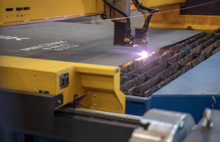 Cięcie blach pod budowę drugiej fregaty w programie Miecznik. Stocznia Wojenna, Gdynia. (Fot. PGZ)