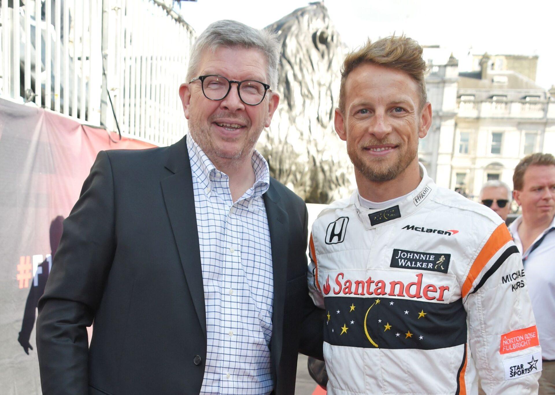Na zdjęciu Ross Brawn (z lewej), twórca zespołu Brawn GP, oraz Jenson Button, kierowca, który bolidem tej ekipy zdobył mistrzostwo świata.