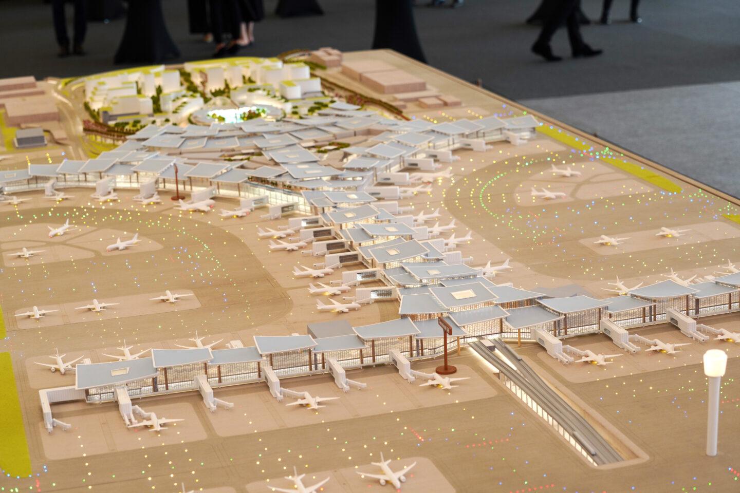 Na zdjęciu z 14 maja 2025 r. model rozbudowy lotniska Changi w Singapurze