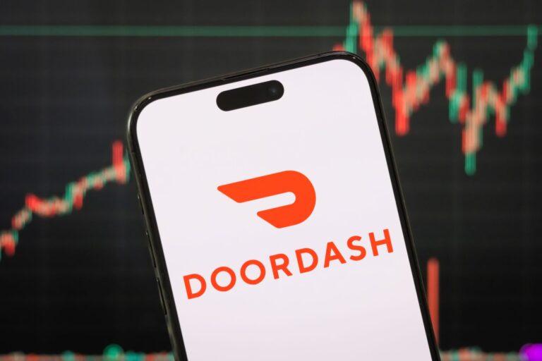 Zdjęcie przedstawia logo DoorDash