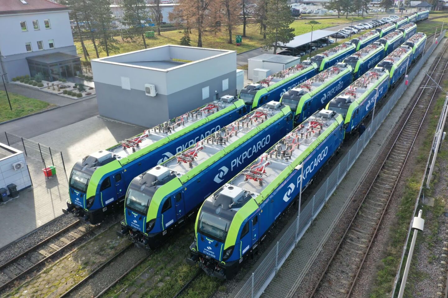 Na zdjęciu lokomotywy Dragon w barwach PKP Cargo widziane z góry.