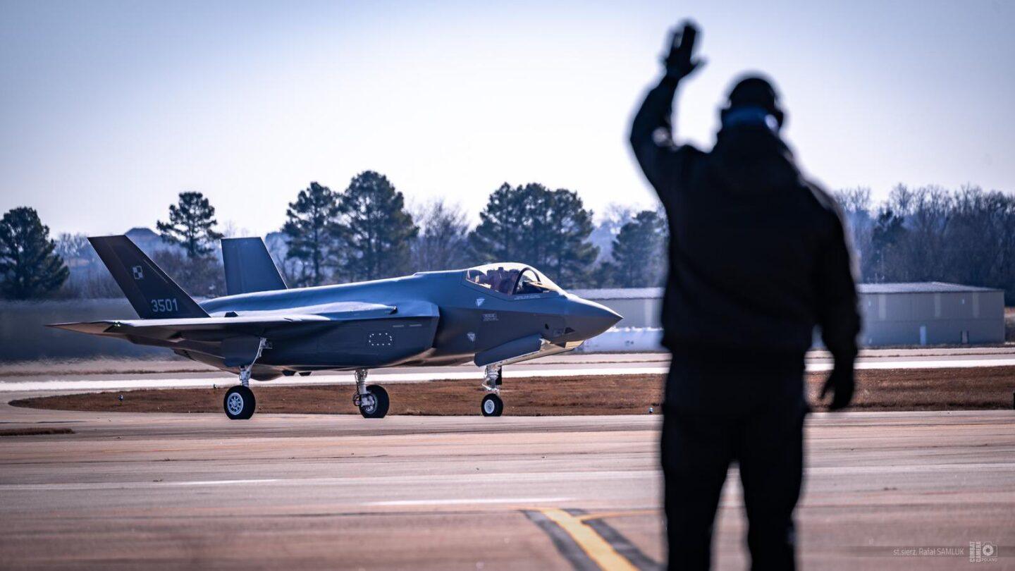 Pierwsi polscy piloci przeszkoleni na F-35. (Fot Twitter Władysław Kosniak-kamysz/st. sierż. Rafał Samluk/ Combat Camera DO RSZ)