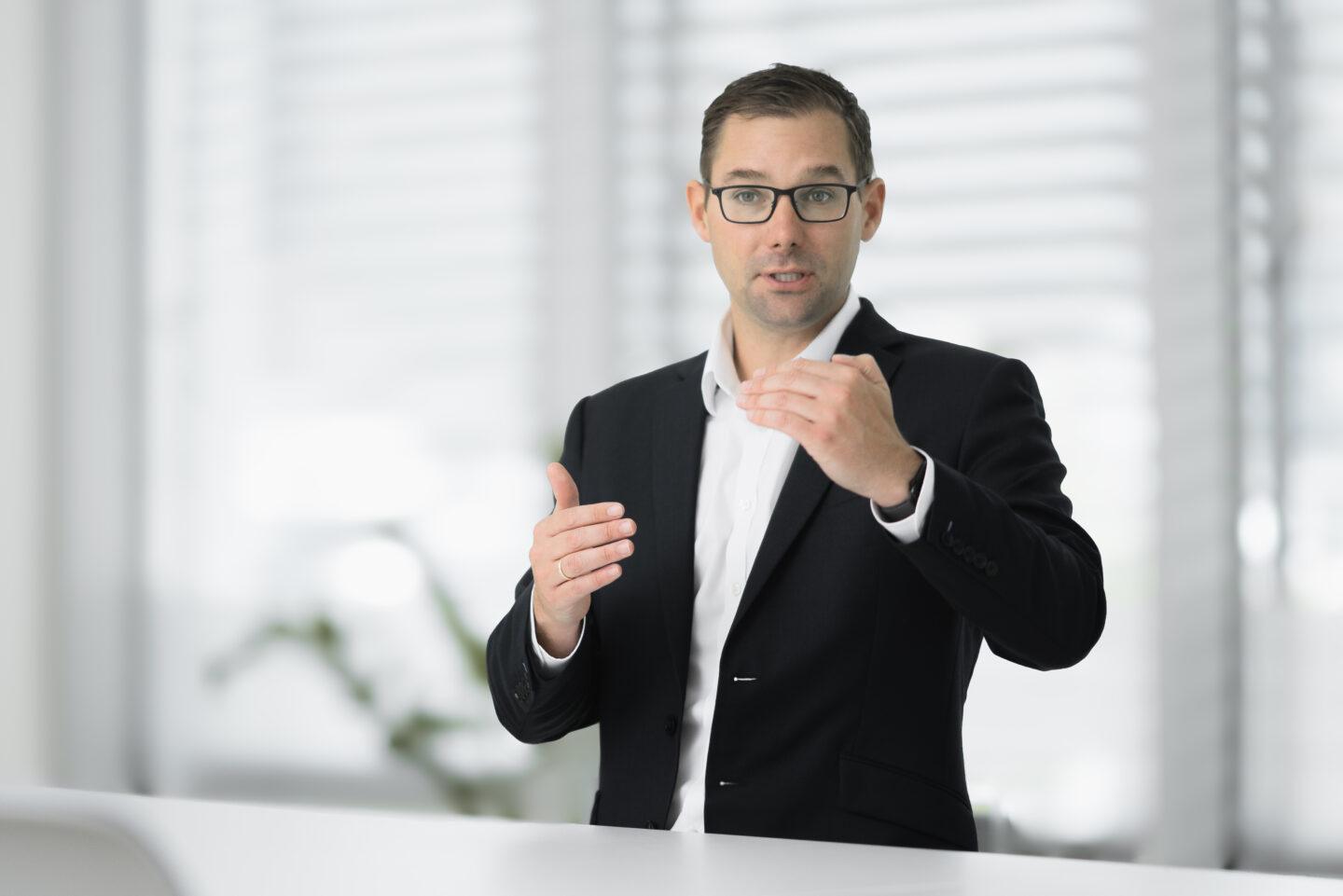 - W 2025 r. Fressnapf, do której należy sieć i marka Maxi Zoo, zamierza kontynuować ścieżkę wzrostu, koncentrując się zarówno na skali, jak i jakości. Firma planuje otworzyć trzycyfrową liczbę nowych sklepów, ze szczególnym naciskiem na szybko rozwijające się rynki, takie jak Francja i Polska - mówi Sebastian van Stiphout, tymczasowy dyrektor finansowy Grupy Fressnapf, do której należy Maxi Zoo./Fot. materiały prasowe