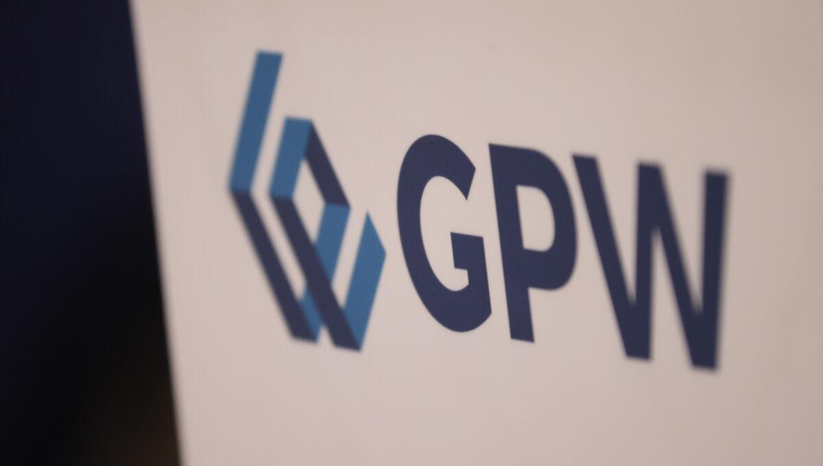 Na zdjęciu logo GPW w siedzibie Giełdy Papierów Wartościowych w Warszawie