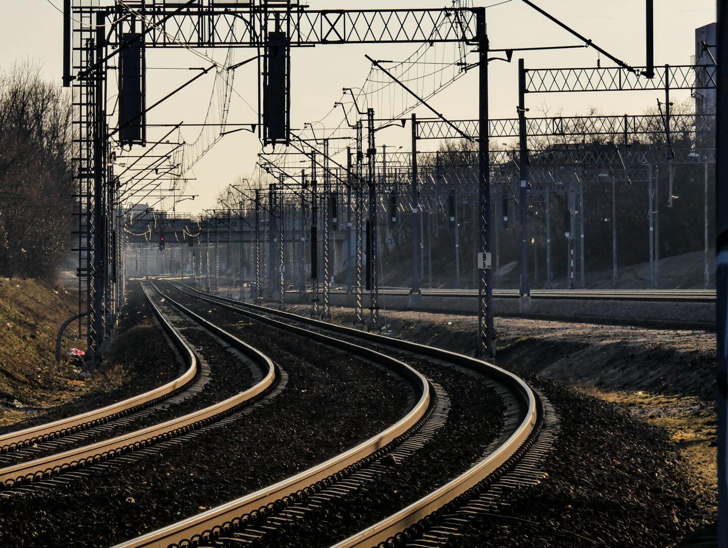 Na zdjęciu puste tory kolejowe.