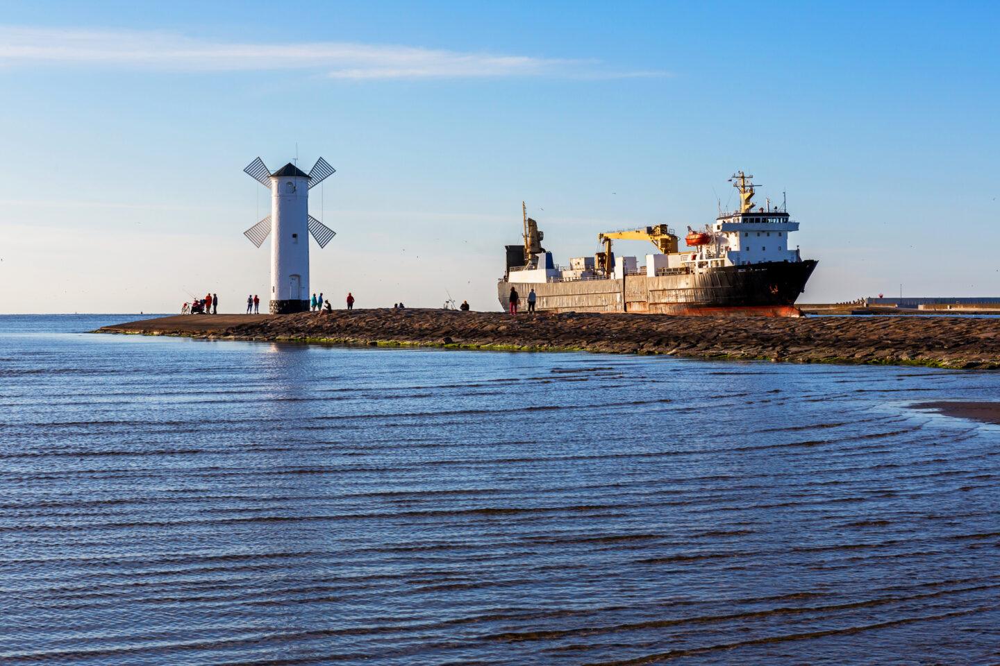 Na zdjęciu statek w Świnoujściu.