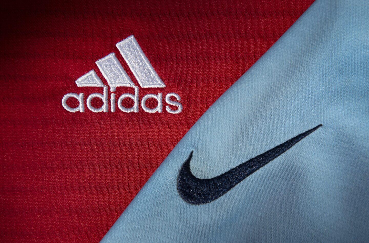 Logotypy Adidasa i Nike na koszulkach piłkarskich.