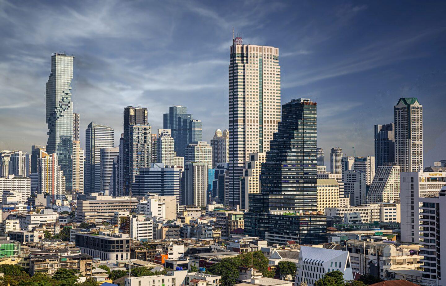 Zdjęcie przedstawia panoramę Bangkoku