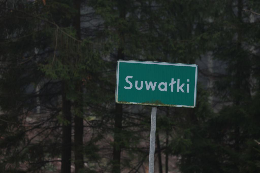 Na zdjęciu tabliczka z napisem Suwałki
