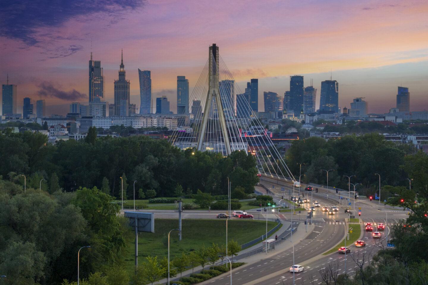 Polskie banki zwiększają zyski, w czym pomagają im wyższe dochody z odsetek. Wyniki byłyby jeszcze lepsze, gdyby nie wyższa składka na fundusz restrukturyzacji w BFG. (Fot. GettyImages)