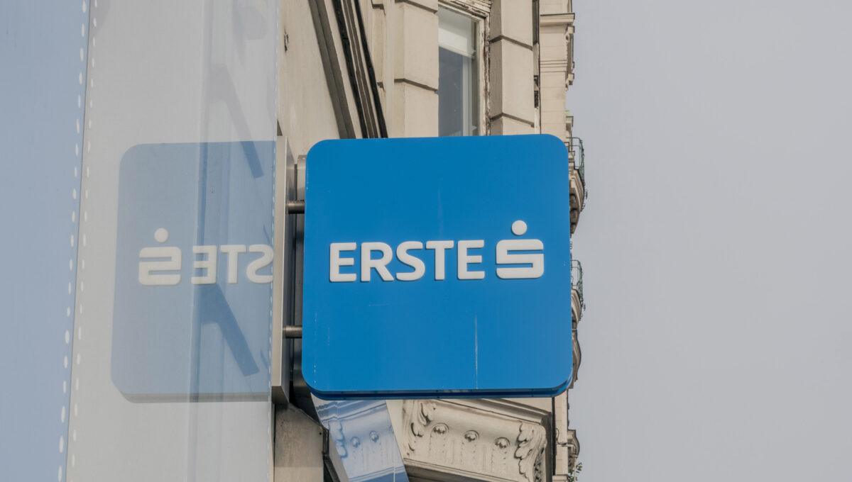 Erste Group podpisało umowę kupna-sprzedaży 49 proc. akcji Santander Bank Polska i 50 proc. akcji Santander TFI (Fot. Michaela Nagyidaiova/Bloomberg via Getty Images)