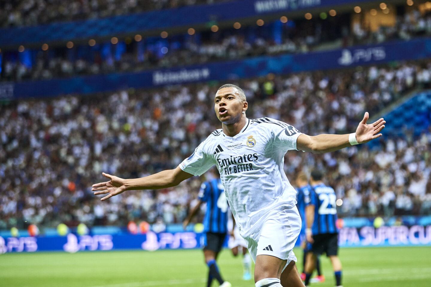 Kylian Mbappé celebruje swojego pierwszego gola strzelonego w barwach nowego klubu, czyli Realu Madryt. Trafił do siatki w sierpniu 2024 roku w meczu o Superpuchar Europy rozgrywanym na PGE Narodowym w Warszawie.