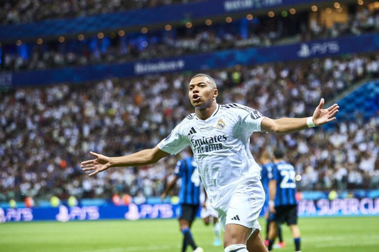 Kylian Mbappé celebruje swojego pierwszego gola strzelonego w barwach nowego klubu, czyli Realu Madryt. Trafił do siatki w sierpniu 2024 roku w meczu o Superpuchar Europy rozgrywanym na PGE Narodowym w Warszawie.