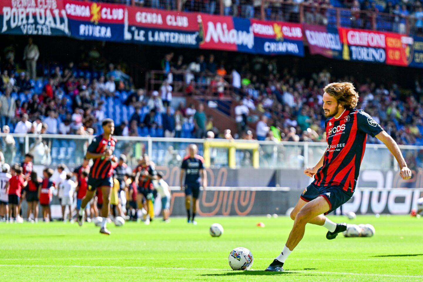 Stefanos Tsitsipas, tenisista i kibic Genui, wykonuje rzut karny przed rozpoczęciem meczu Serie A pomiędzy Genoa CFC i AS Roma na Stadio Luigi Ferraris 15 września 2024 r.