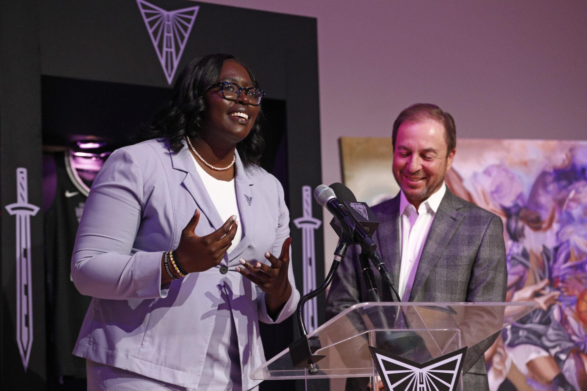 Śmiejący się Joe Lacob i Ohemaa Nyanin