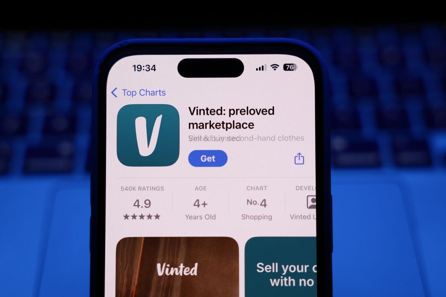 Na ilustracyjnym zdjęciu wykonanym 17 marca 2025 r. w Krakowie widać klawiaturę laptopa oraz aplikację Vinted wyświetloną na ekranie telefonu.