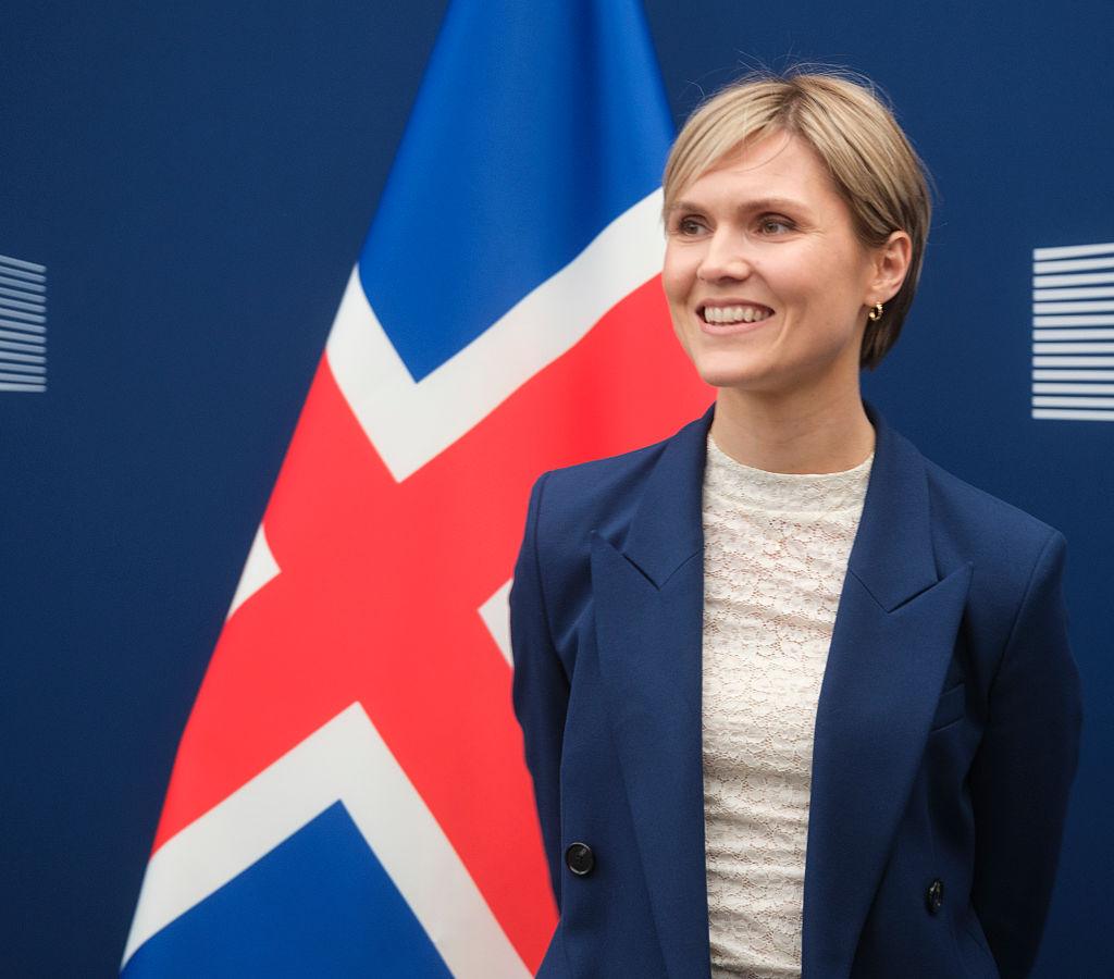 Na zdjęciu premierka Islandii Kristrun Mjoll Frostadottir na tle islandzkiej flagi