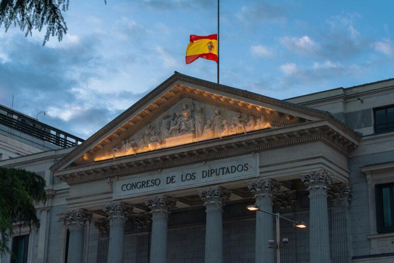 Flaga na budynku hiszpańskiego parlamenty w Madrycie