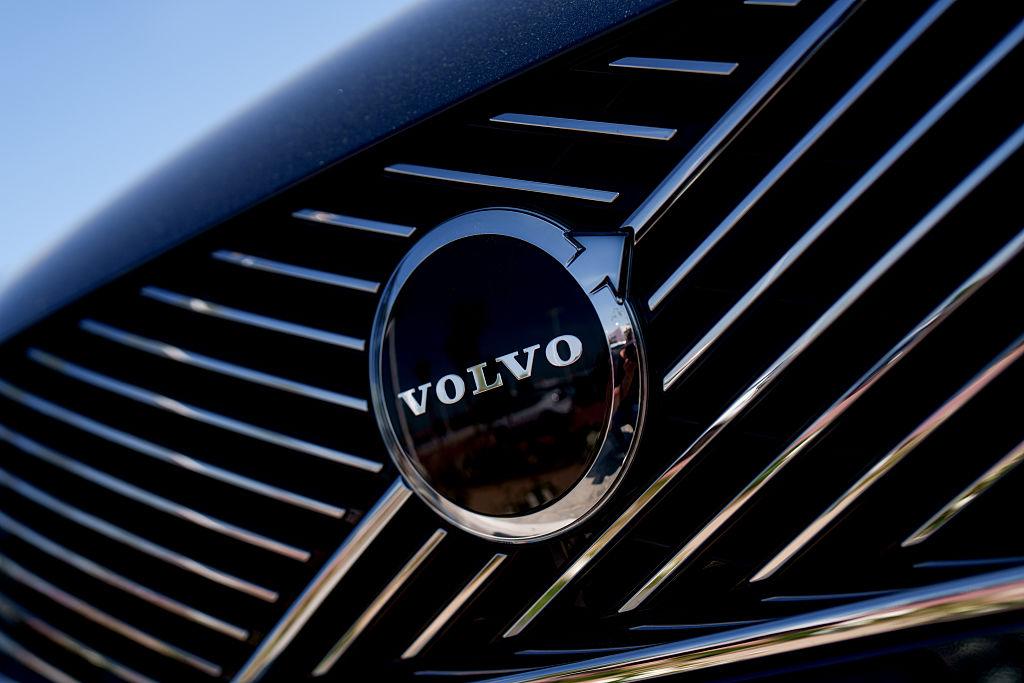 Logo Volvo na masce auta