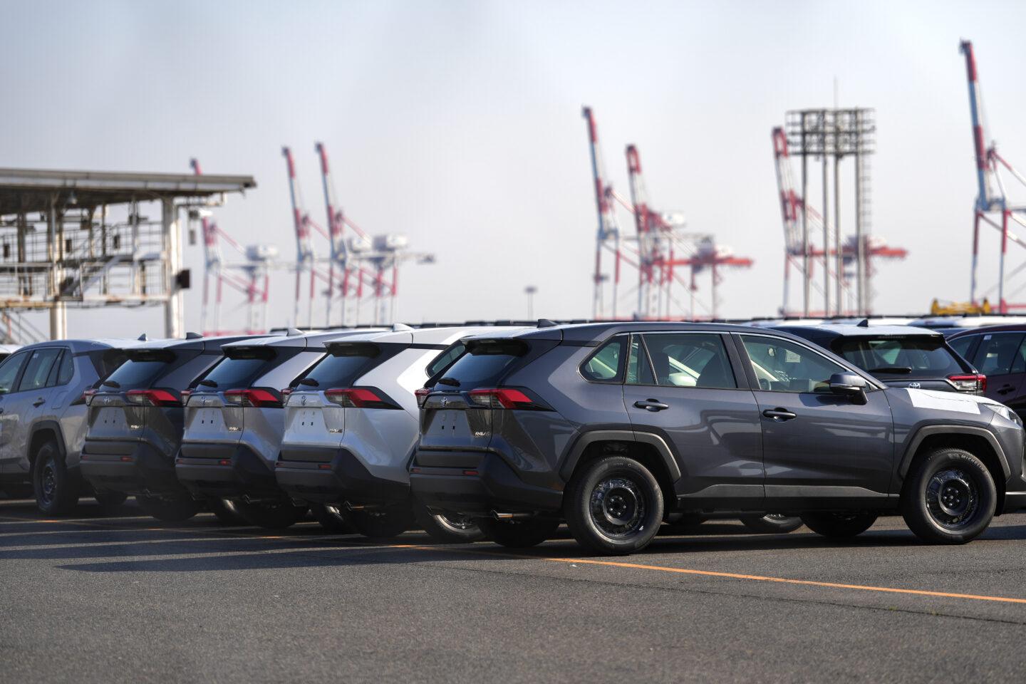 Samochody marki Toyota stojące w porcie