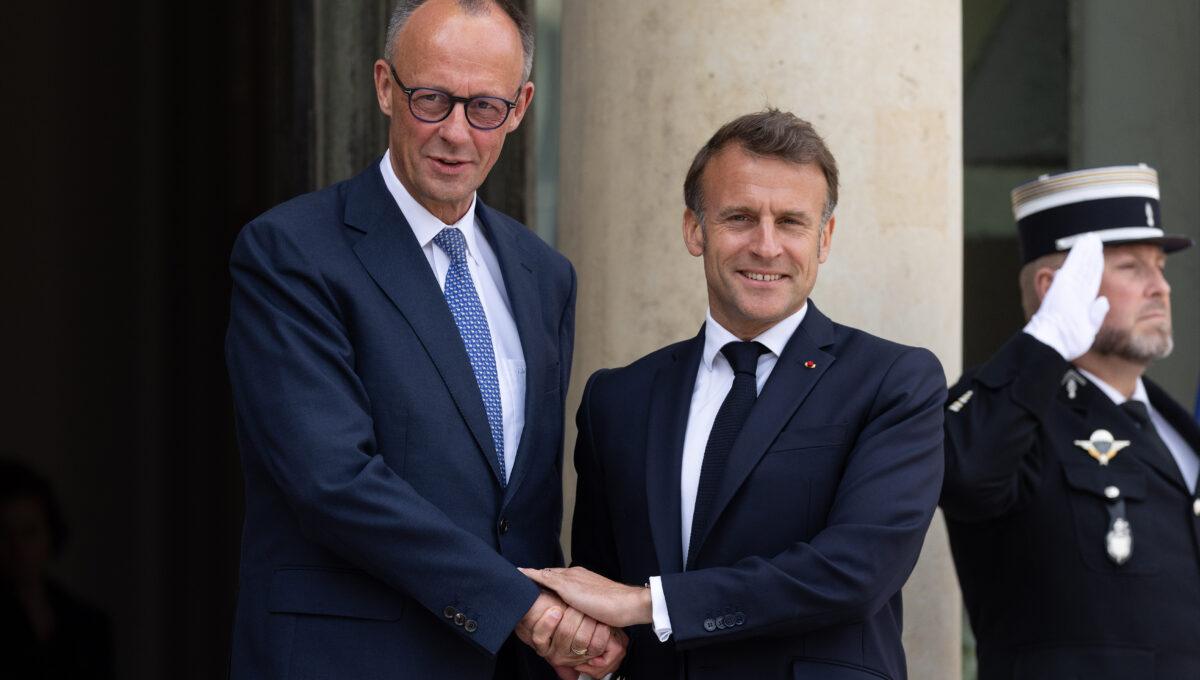 Prezydent Francji Emmanuel Macron wita nowego kanclerza Niemiec Friedricha Merza w Pałacu Elizejskim, podczas jego pierwszej zagranicznej wizyty jako szefa rządu.