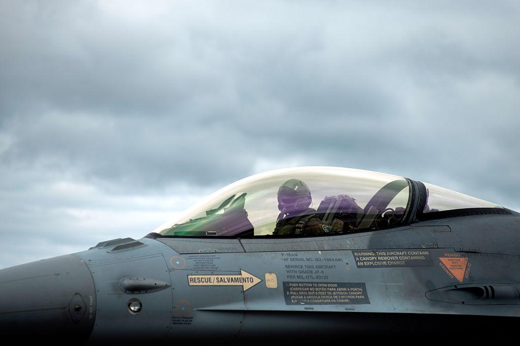 Na zdjęciu portugalski myśliwiec F16 w bazie Amari