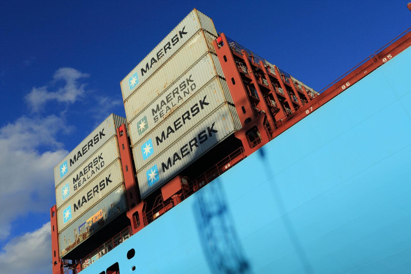 Burta statku i kontenery z logo Maersk