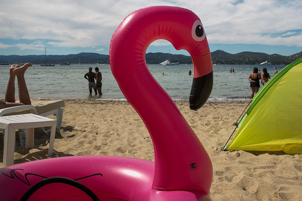 Na zdjęciu plażowicze na plaży w Saint Tropez