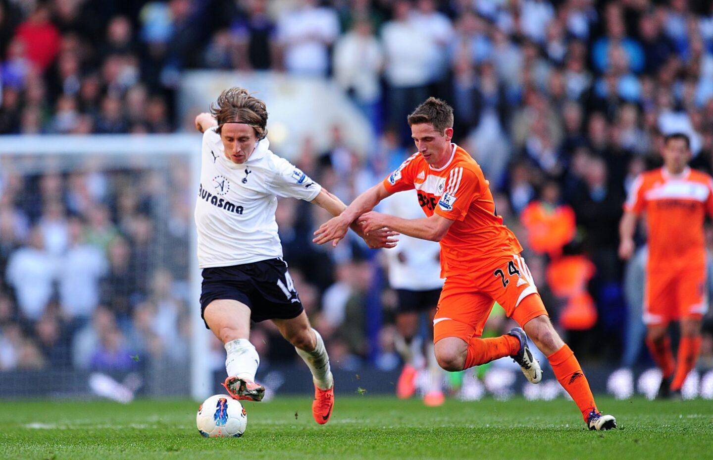 Luka Modrić, jako zawodnik Tottenhamu, w meczu ze Swansea, czyli klubem, którego teraz jest współwłaścicielem.