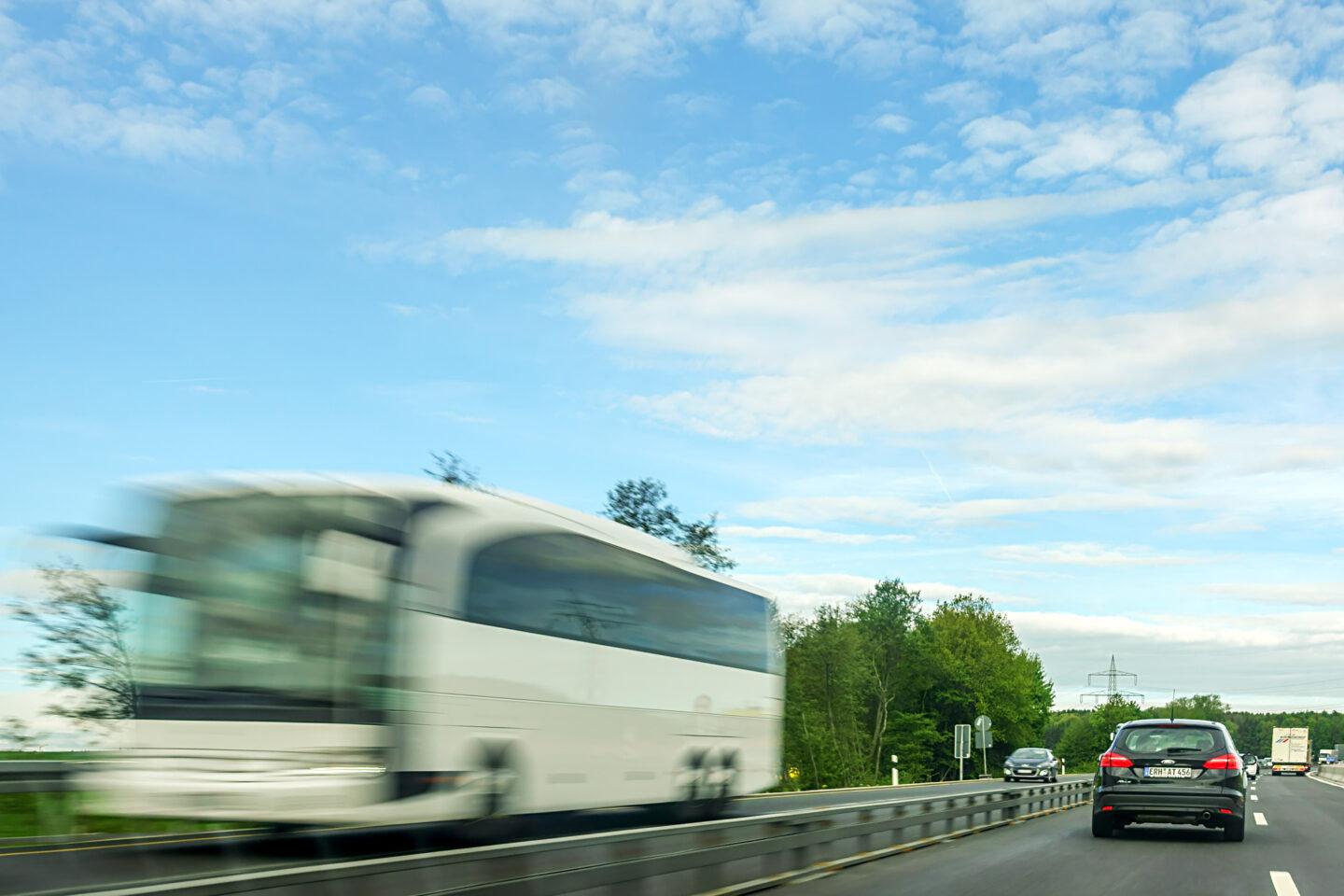 Na zdjęciu autobus na autostradzie.