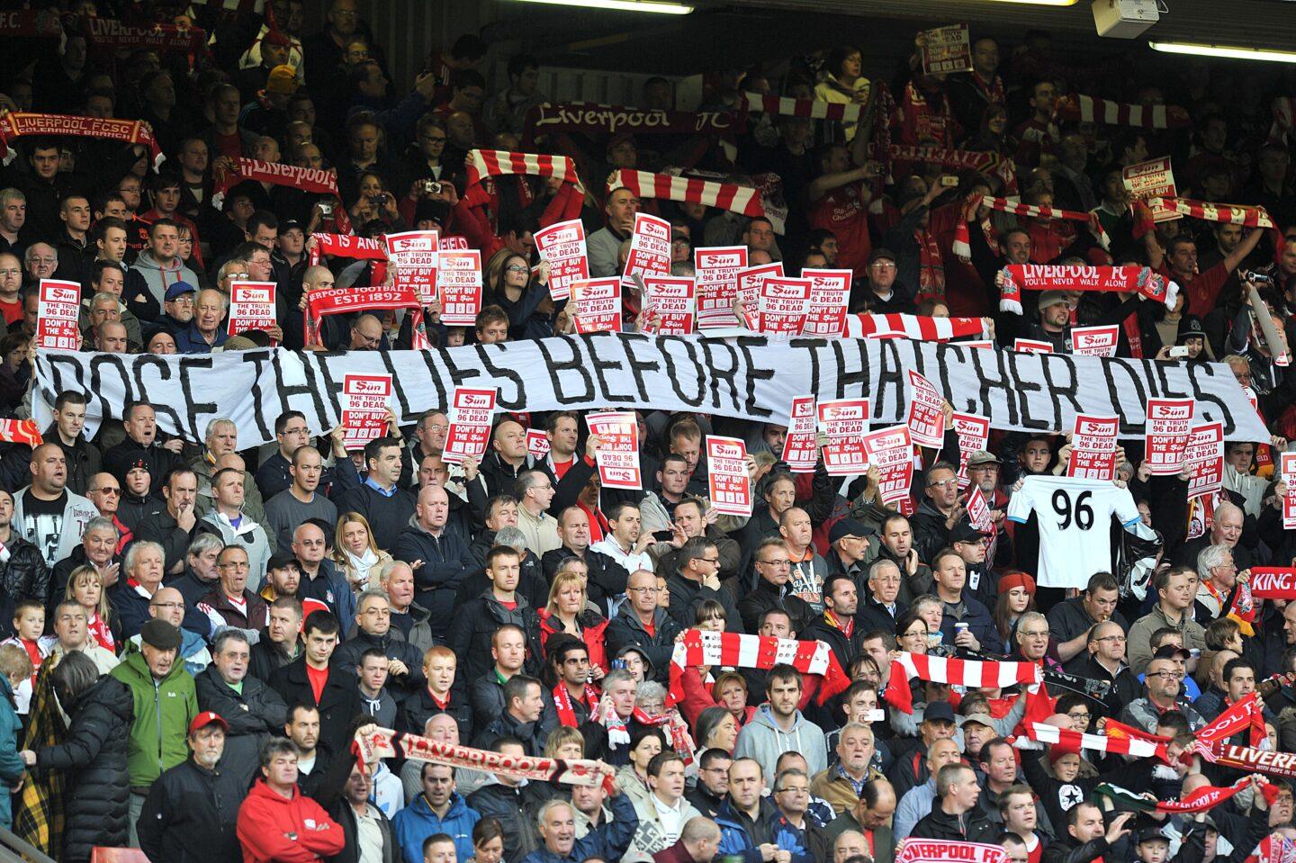 Kibice Liverpoolu trzymają transparent z hasłem: „Ujawnij kłamstwa, zanim Thatcher umrze”.