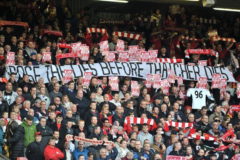 Kibice Liverpoolu trzymają transparent z hasłem: „Ujawnij kłamstwa, zanim Thatcher umrze”.