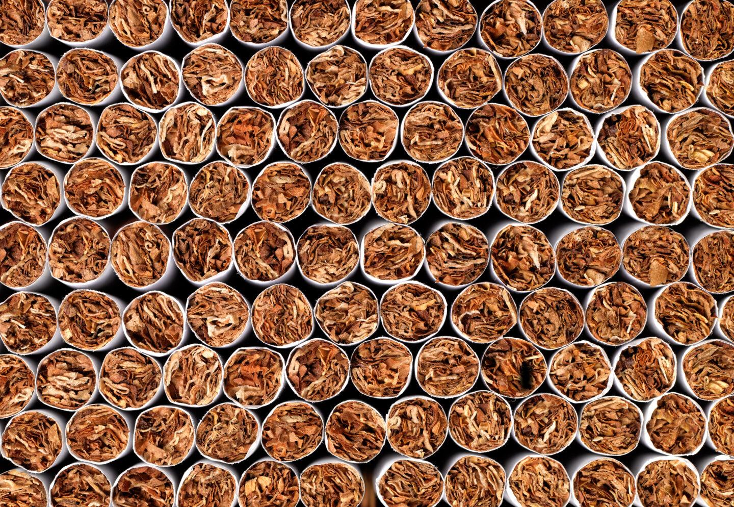 Komisja Europejska pracuje nad nowelizacją dyrektywy tytoniowej, która ma na celu ujednolicenie minimalnych stawek akcyzy na papierosy na poziomie UE, tj. we wszystkich państwach członkowskich. Mówi się o tym, że w wyniku nowych przepisów minimalna stawka akcyzy wzrośnie z obecnych 1,8 euro do 3,6 euro za paczkę. Oznaczałoby to wzrost ceny paczki papierosów niemal dwukrotnie, tj. nawet do około 40 zł w Polsce./Fot. gettyimages