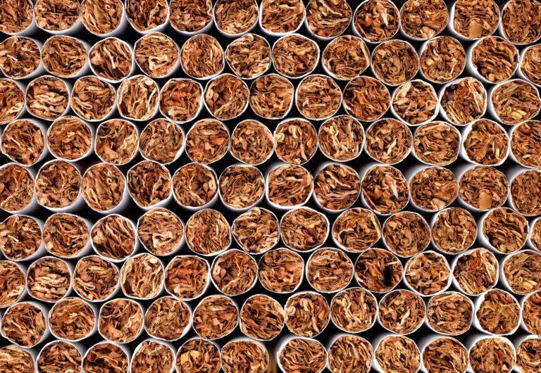 Komisja Europejska pracuje nad nowelizacją dyrektywy tytoniowej, która ma na celu ujednolicenie minimalnych stawek akcyzy na papierosy na poziomie UE, tj. we wszystkich państwach członkowskich. Mówi się o tym, że w wyniku nowych przepisów minimalna stawka akcyzy wzrośnie z obecnych 1,8 euro do 3,6 euro za paczkę. Oznaczałoby to wzrost ceny paczki papierosów niemal dwukrotnie, tj. nawet do około 40 zł w Polsce./Fot. gettyimages