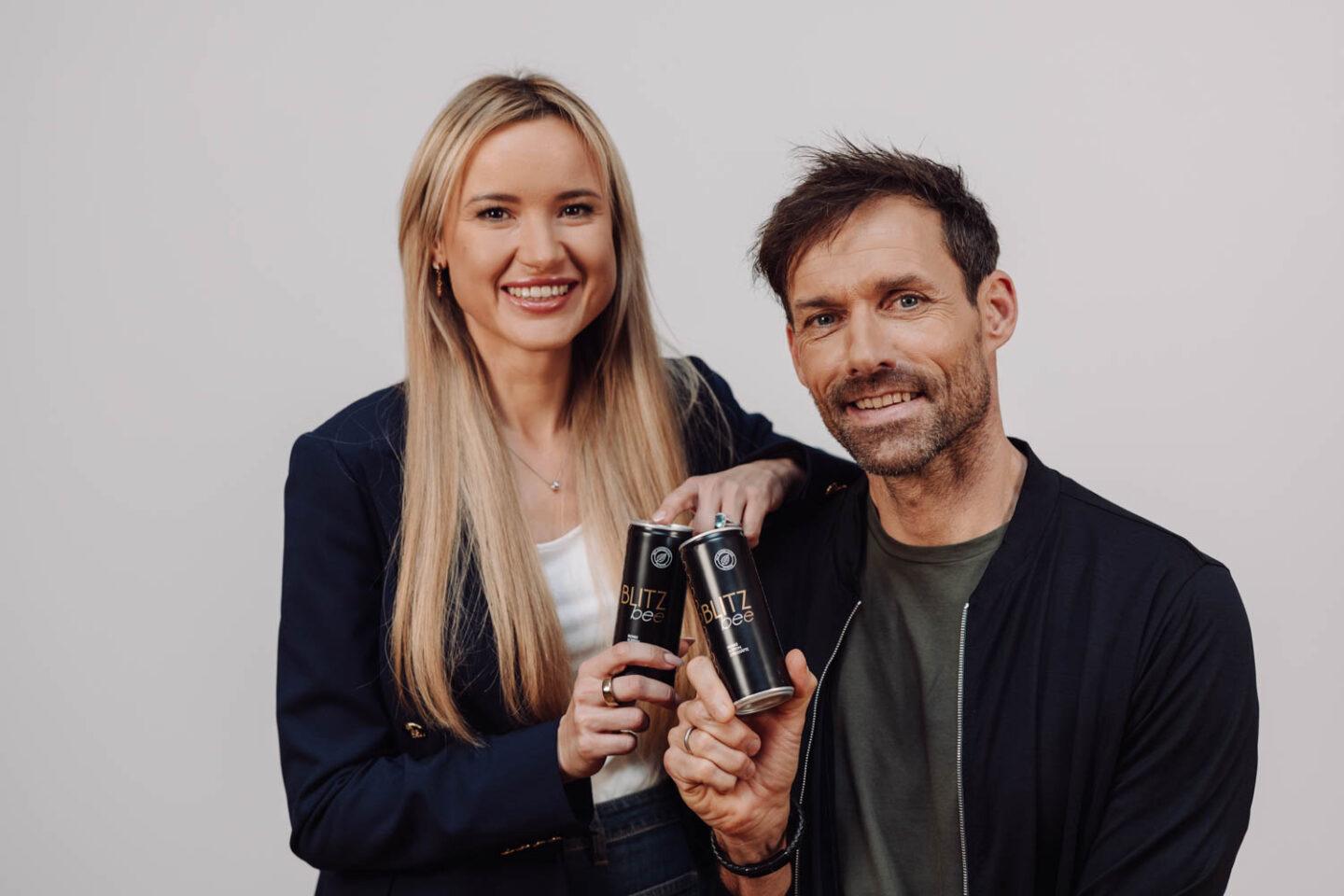 Napój BLITZbee wszedł do największych sieci handlowych w Niemczech. - Na początku natrafiliśmy na barierę związaną z tym, że nasz produkt jest wytwarzany w Polsce, a Niemcy mocno stawiają na rodzime marki. W momencie, kiedy do grona ambasadorów naszej marki dołączyli wybitni sportowcy: piłkarz Lothar Matthaus i Sven Hannawald, skoczek narciarki, rozmowy z sieciami nabrały tempa - zapewnia Klaudia Saferna, współwłaścicielka BLITZbee. Na zdjęciu wraz ze Svenem Hannavaldem, niemieckim skoczkiem narciarskim, ambasadorem marki/ fot. materiały prasowe