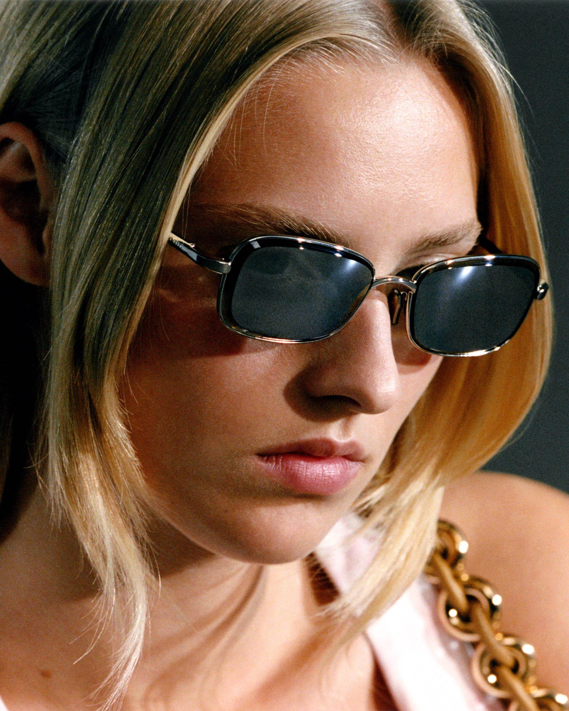 zdjęcie promujące okulary przeciwsłoneczne Loewe