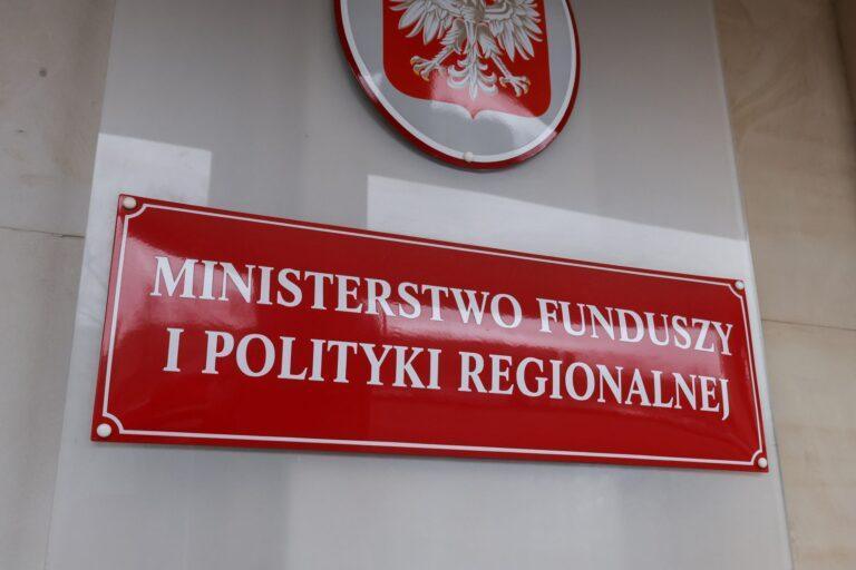 Zdjęcie przedstawia tablicę na Ministerstwie Funduszy i Polityki Regionalnej