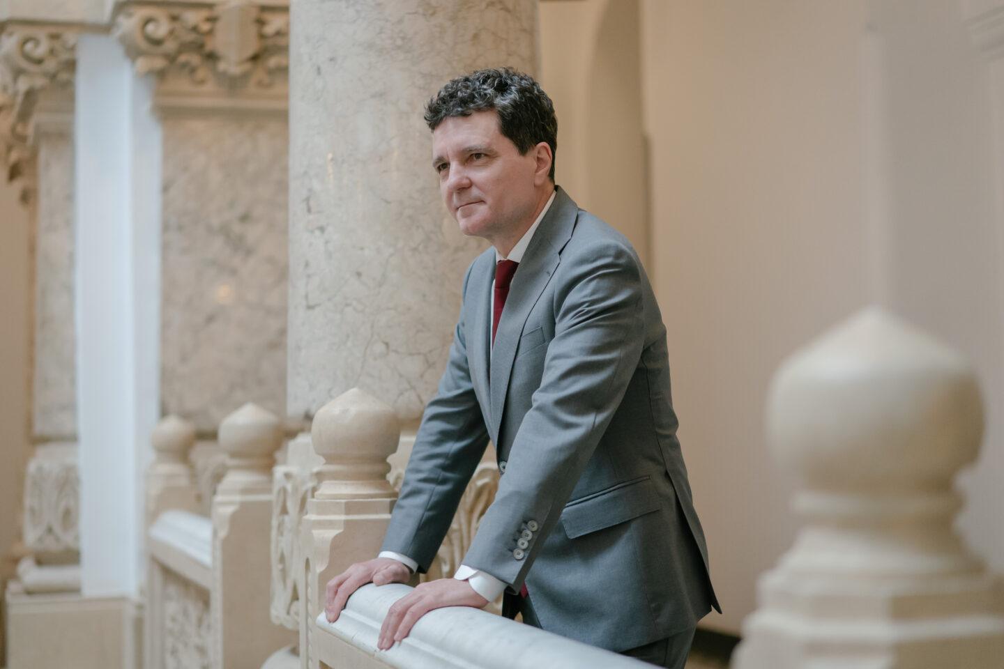 Burmistrz Bukaresztu Nicușor Dan rzutem na taśmę wszedł do drugiej tury wyścigu o prezydenturę Rumunii. (fot. Andrei Pungovschi)